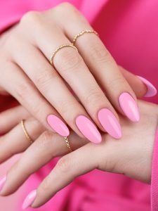 ongles rose vif rose chaud