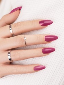 vernis à ongles rose foncé