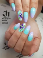 délicats ongles violet clair pastel Victoria VYNN Pure Creamy Hybrid 018 Milky Lilac