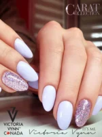 délicats ongles violet clair pastel Victoria VYNN Pure Creamy Hybrid 018 Milky Lilac