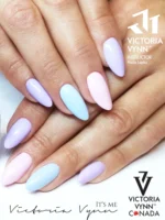 délicats ongles violet clair pastel Victoria VYNN Pure Creamy Hybrid 018 Milky Lilac