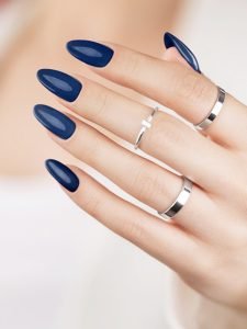 vernis à ongles bleu marine